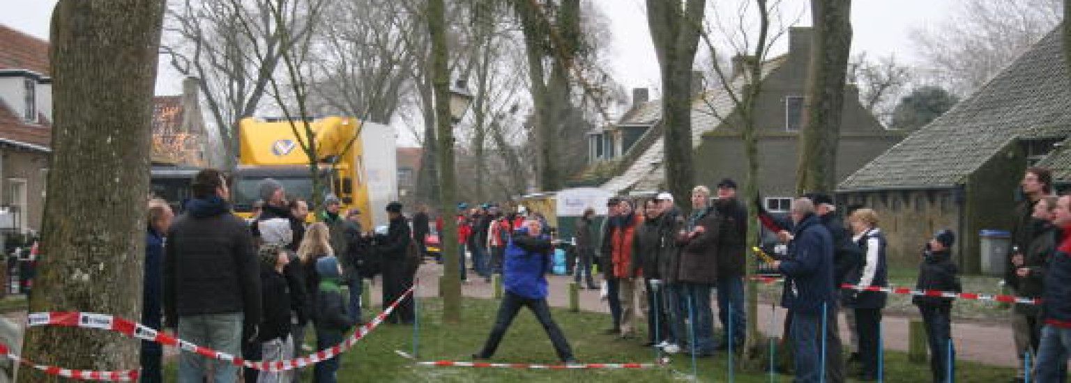 Christmas tree throwing - VVV Ameland