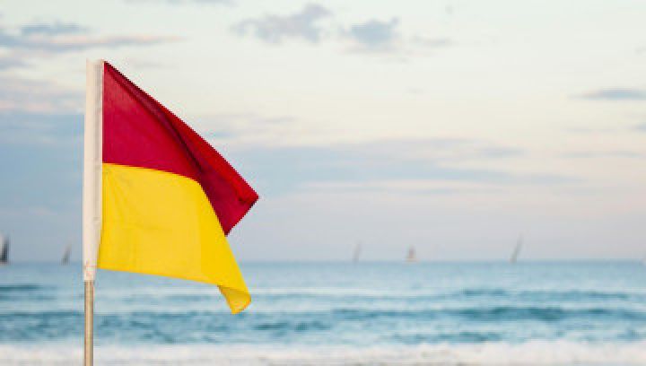 Strandvlaggen - rood over geel-- VVV Ameland