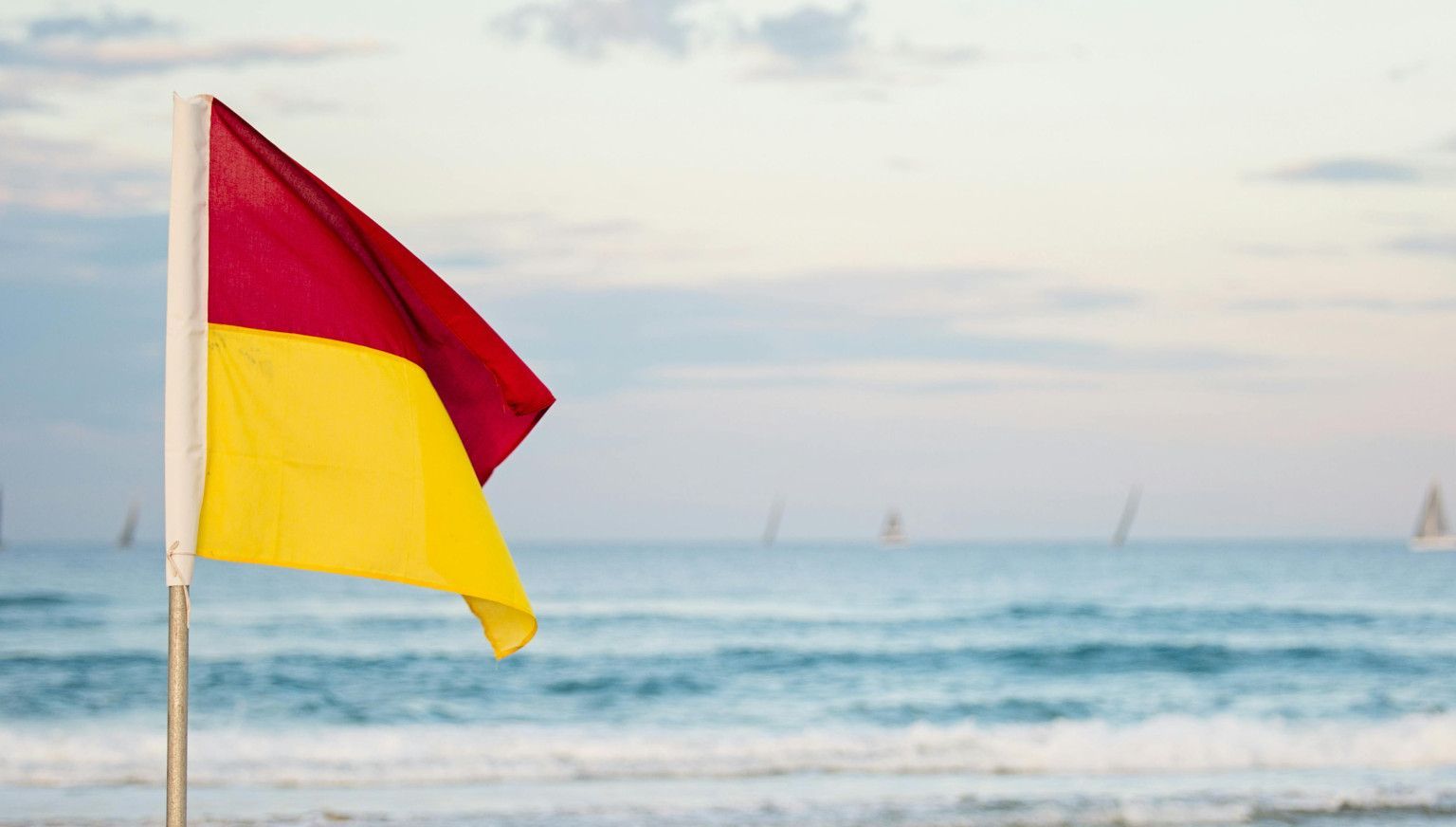 Strandvlaggen - rood over geel-- VVV Ameland