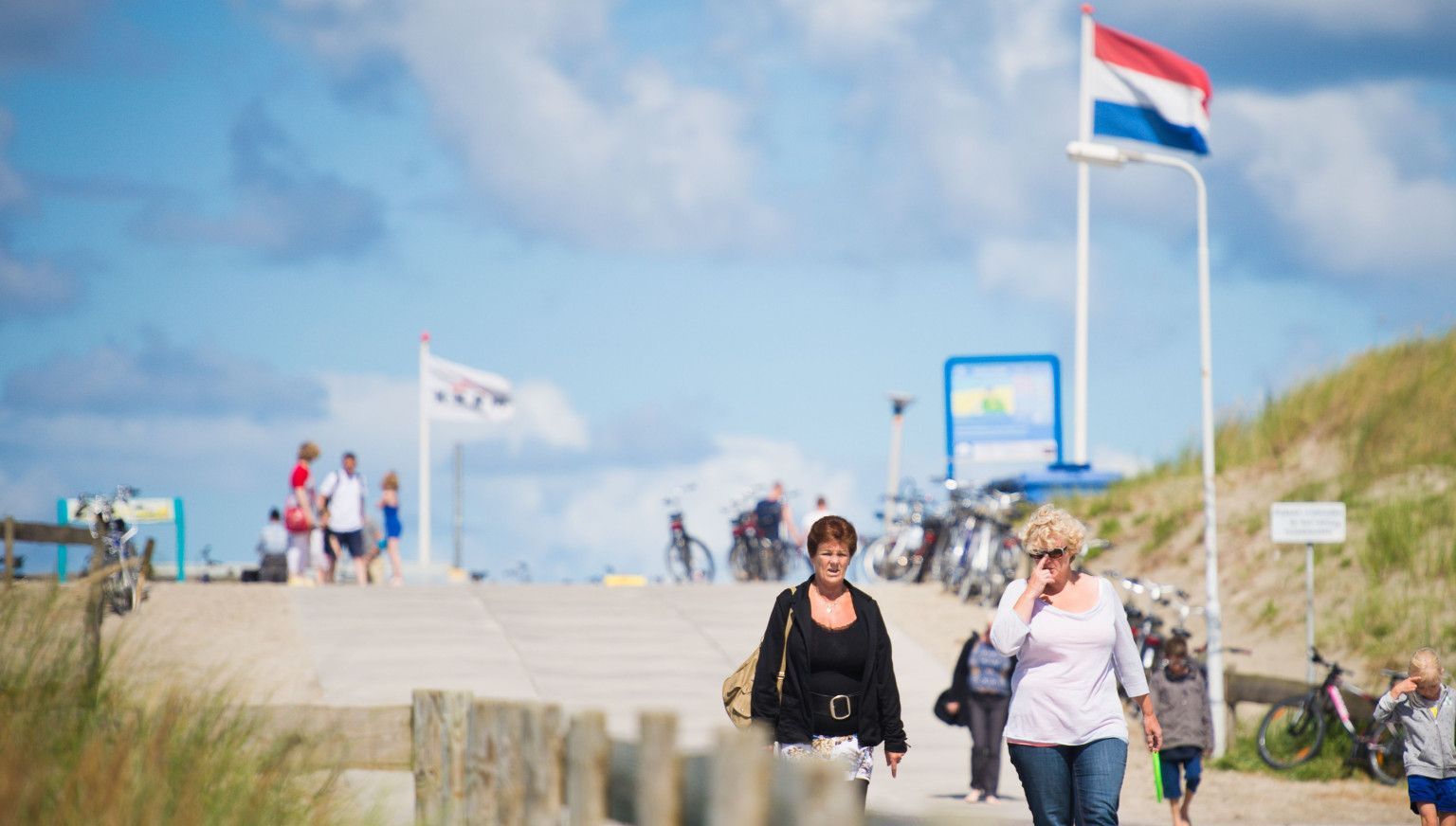 Gemeente bord en vlaggen systeem - VVV Ameland