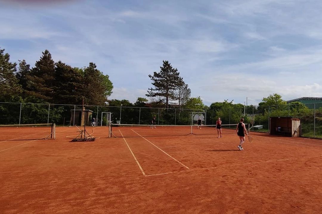 Tennis on gravel court Nes