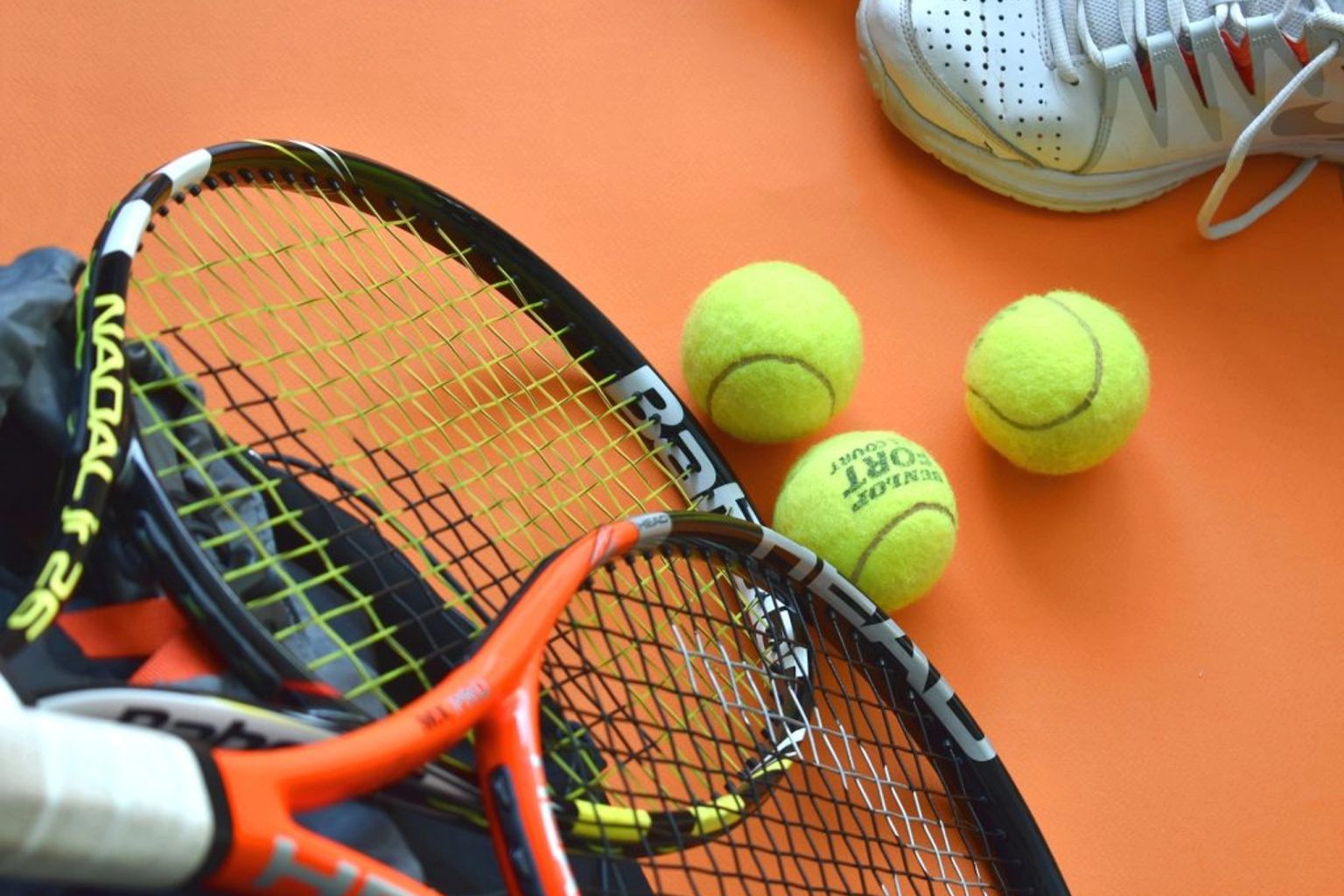 Tennis on artificial grass court in Hollum